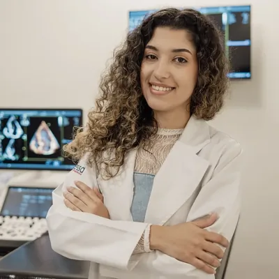 Veterinária da Lessa ao lado do aparelho de ultrassom