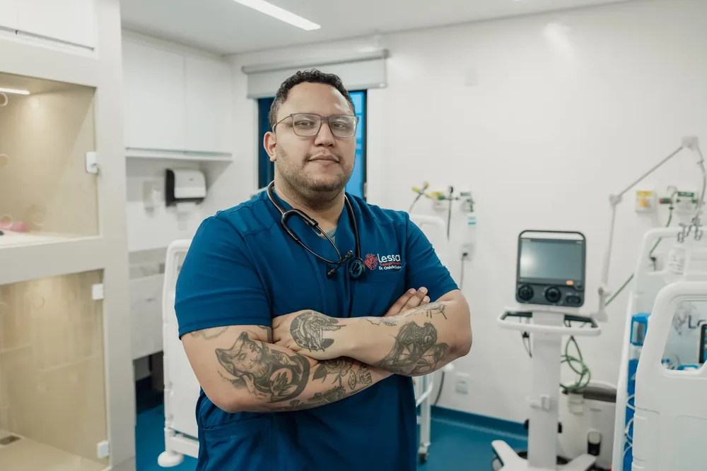 Profissional da Lessa na sala de internação, ao lado dos equipamentos de UTI